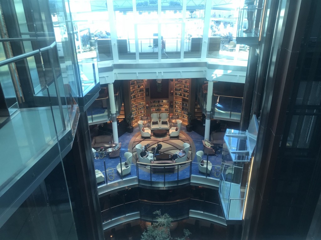 Vista de la biblioteca a bordo del Celebrity Silhouette, un barco que ofrece estancias agradables y tranquilas para disfrutar al máximo de la navegación.
