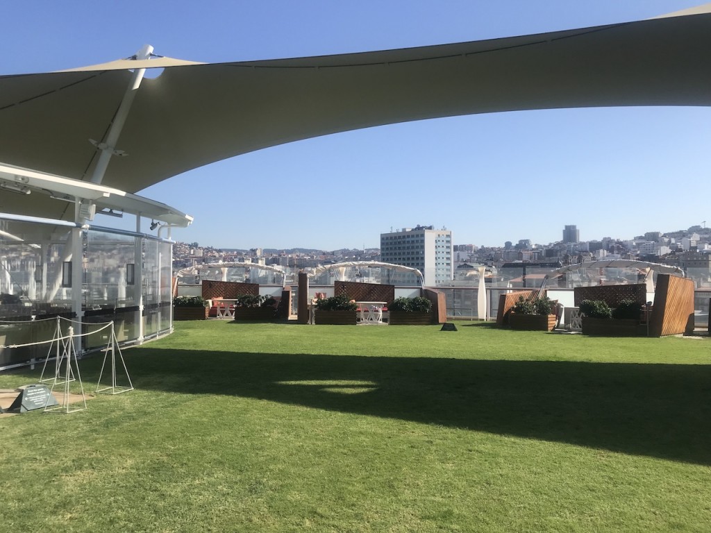 Después de degustar las especialidades culinarias de la zona de restaurantes de especialidad, podemos disfrutar de una copa o un café en la cubierta superior con césped natural. Durante la cena también es  posible disfrutar de una barbacoa al aire libre que el mismo pasajero puede preparar en cubierta con la ayuda del chef.