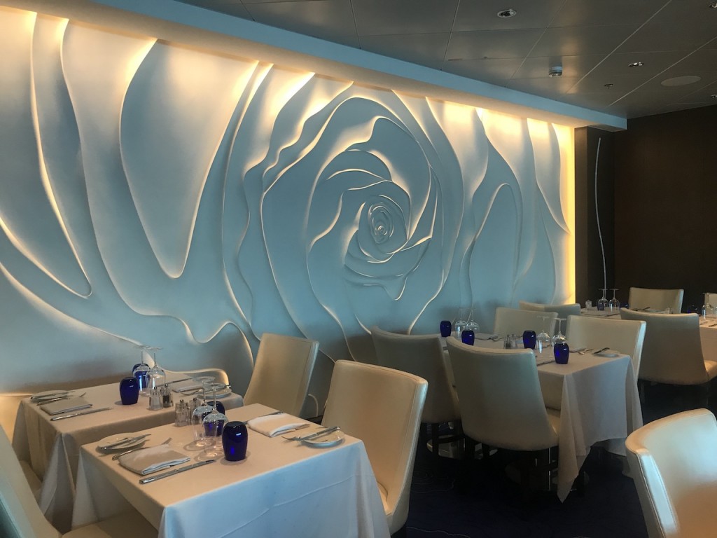 Vista del restaurante Blu, el restaurante principal para los pasajeros de Celebrity que viajan en categoría AquaClass y que se distingue por la cocina saludable.